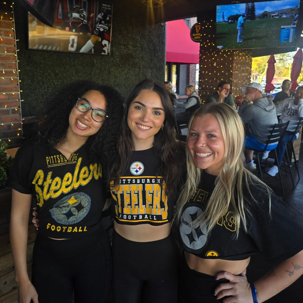 steelers-fans-at-football-bar-in-scottsdale